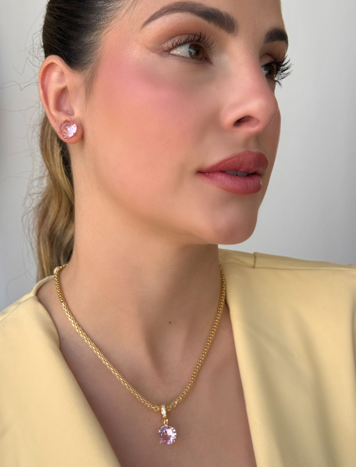 Brinco Ponto quartzo rosa folheado a ouro 18K